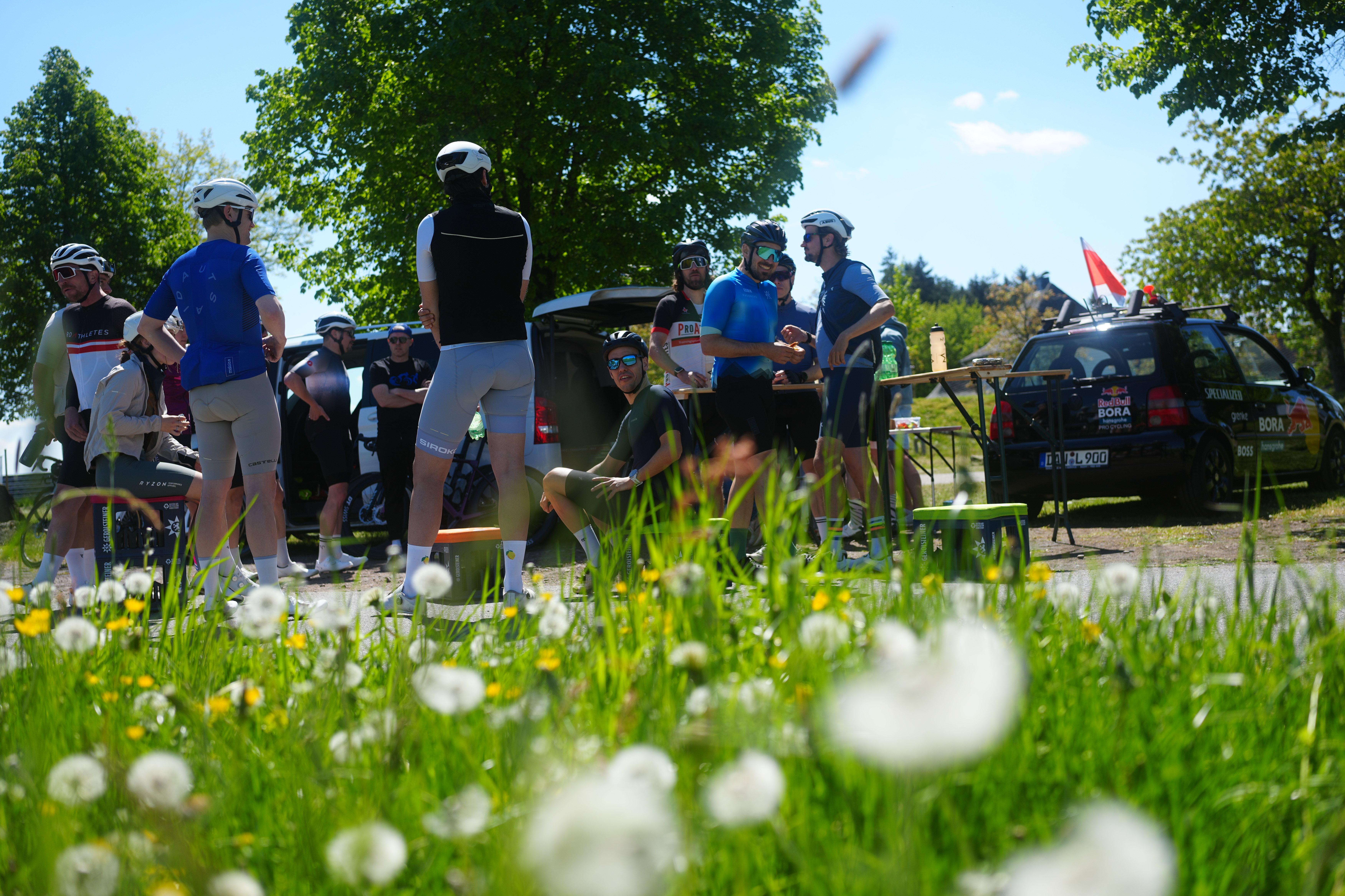 Gruppe beim Boxenstopp
