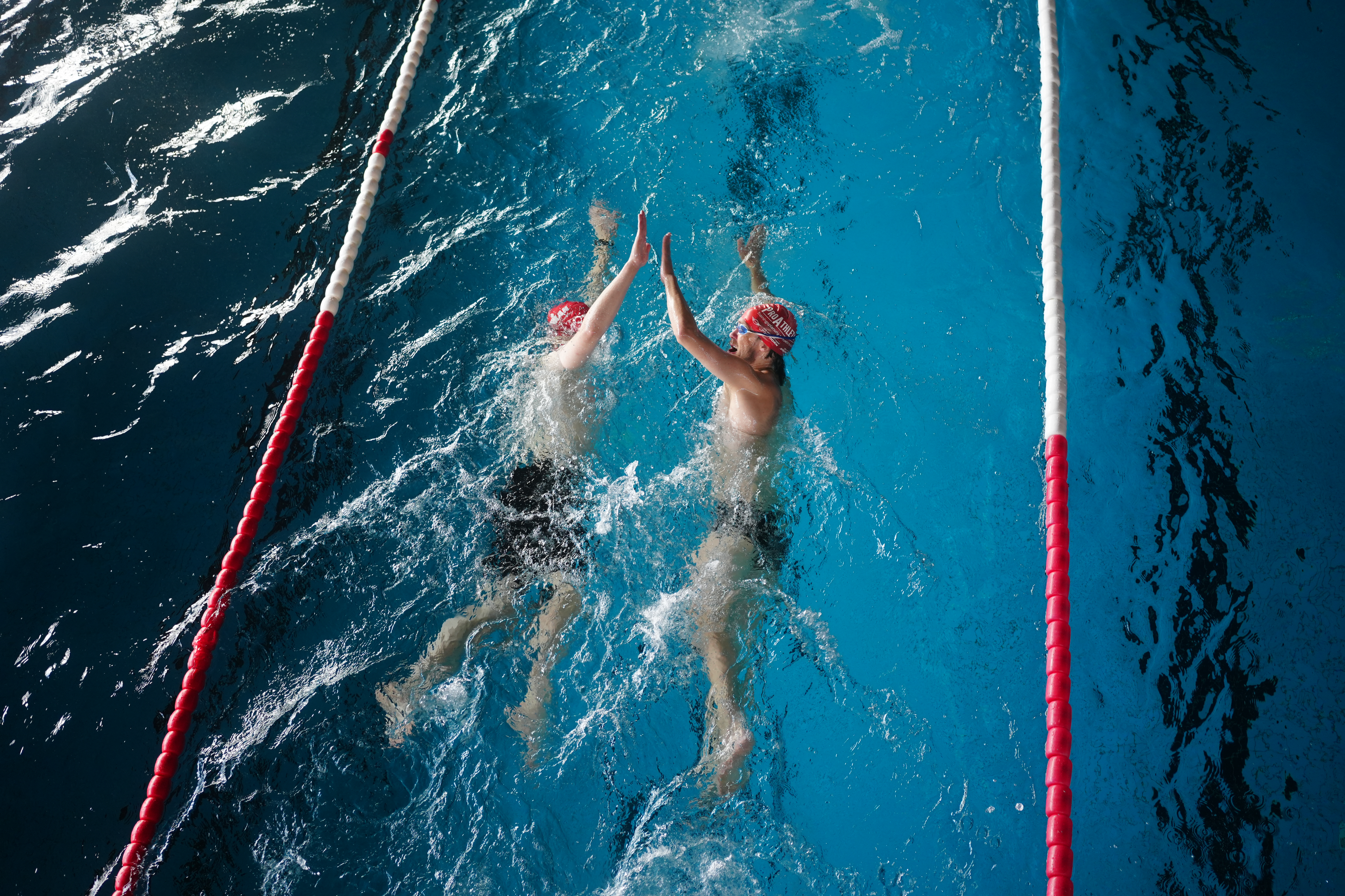 High Five im Wasser