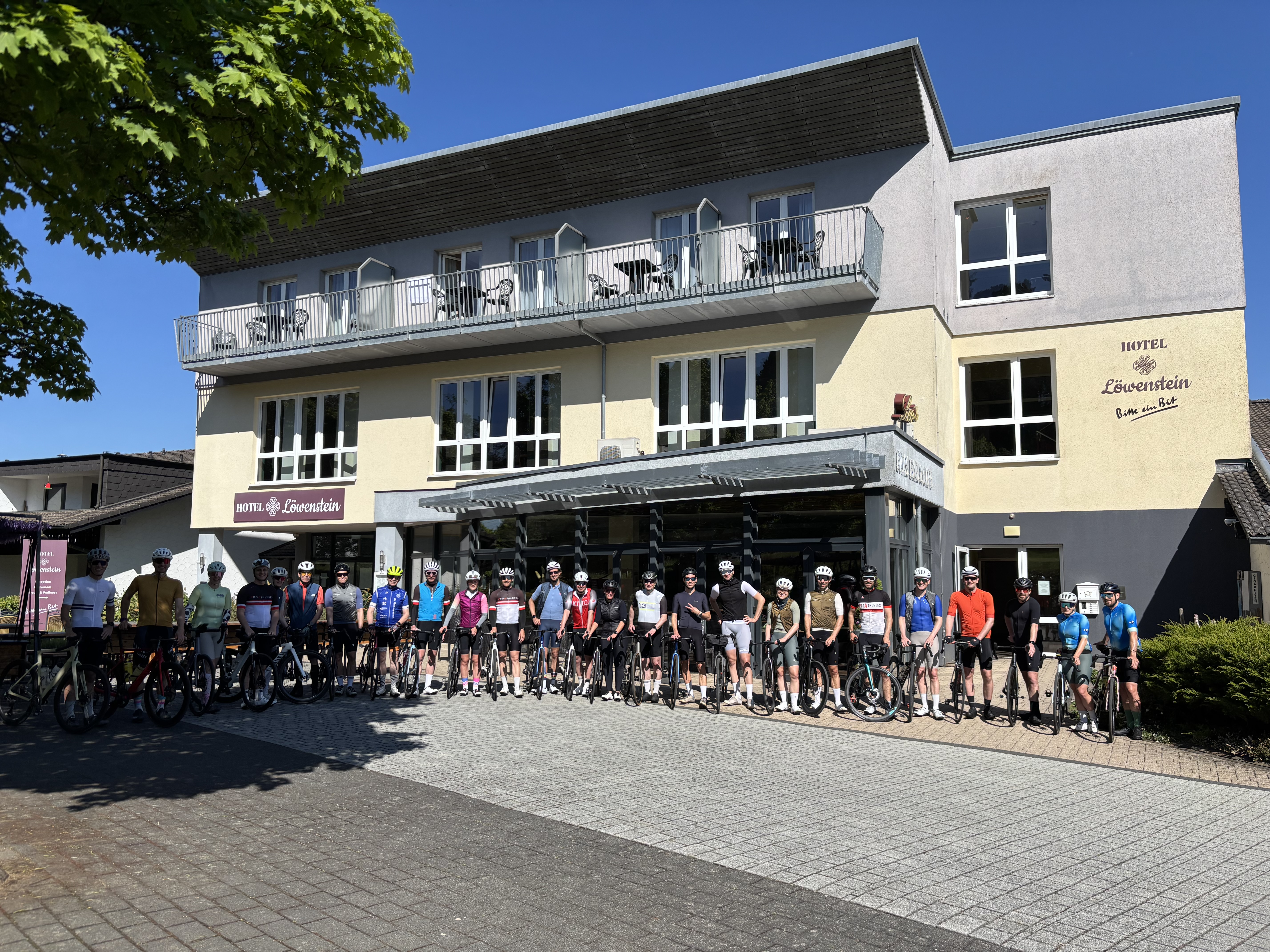 Gruppe vor Hotel Löwenstein